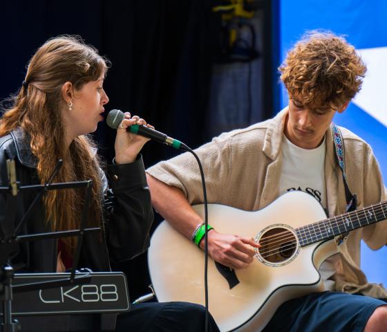 Music, female singer and male guitar player 