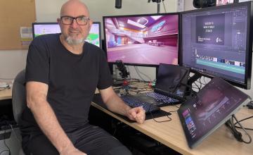 lecturer at SRT with media gaming on background computer
