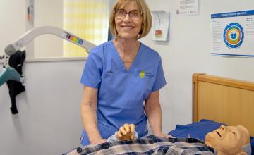 Lecturer Sandy Manchip in aged care setting 